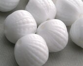 10 Vintage Plastic White Pebbled Beads - 12mm VPB078