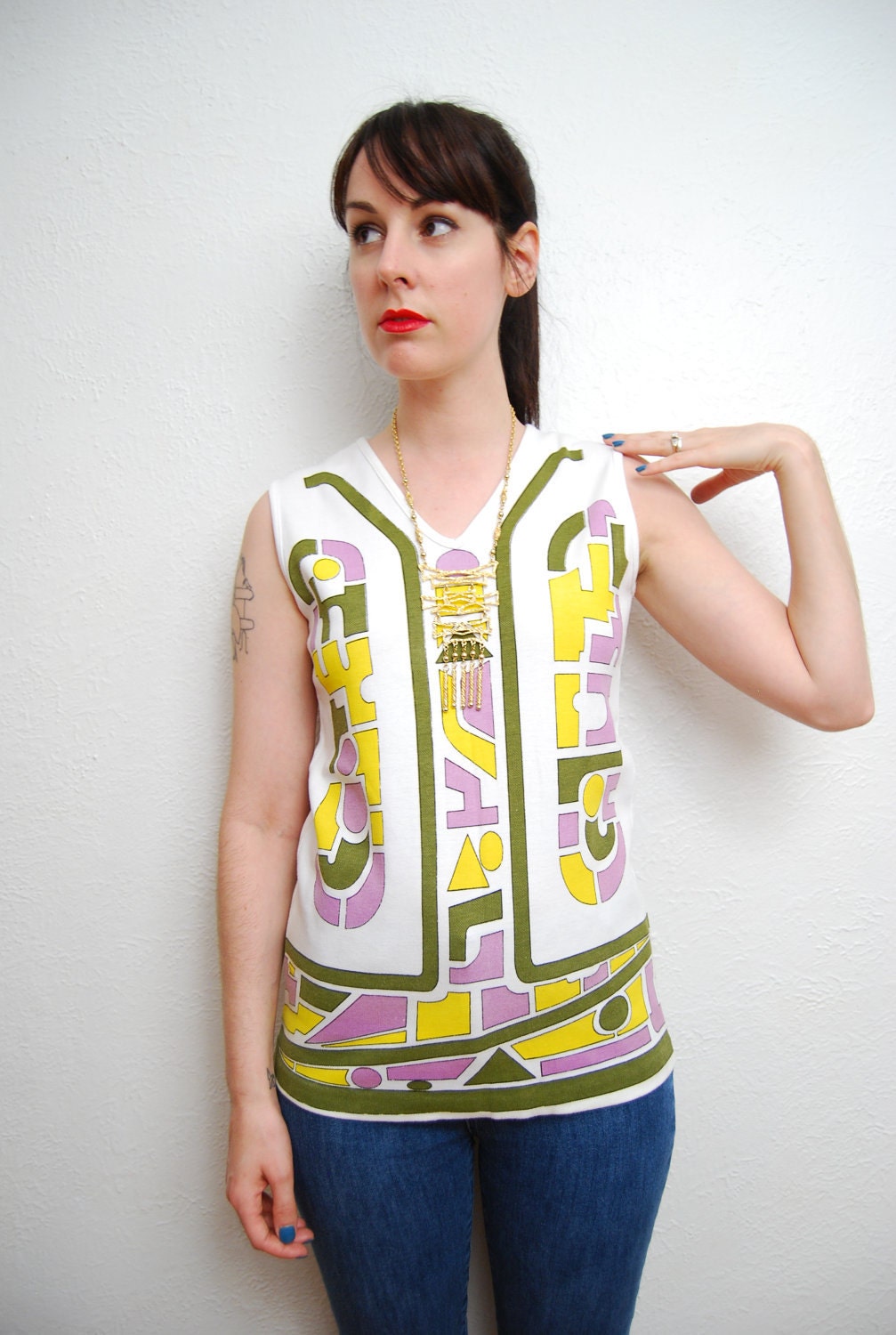 vintage 1960s / psychedelic / Op art / mod / V neck / tee shirt / white / S-M