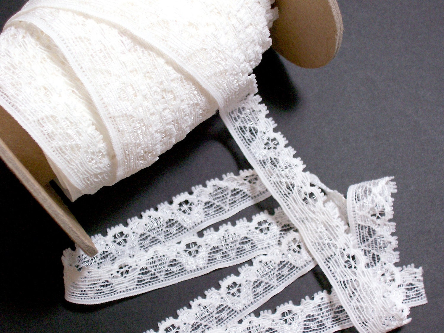Ivory Stretch Lace 5/8 inch wide x 1 yard