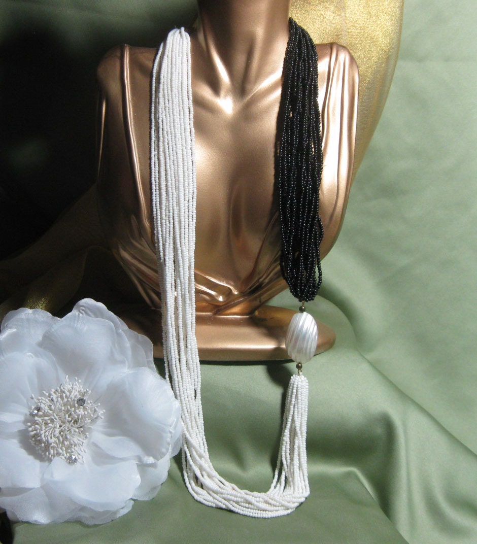 Vintage Flapper Mini Bead Necklace Black and White