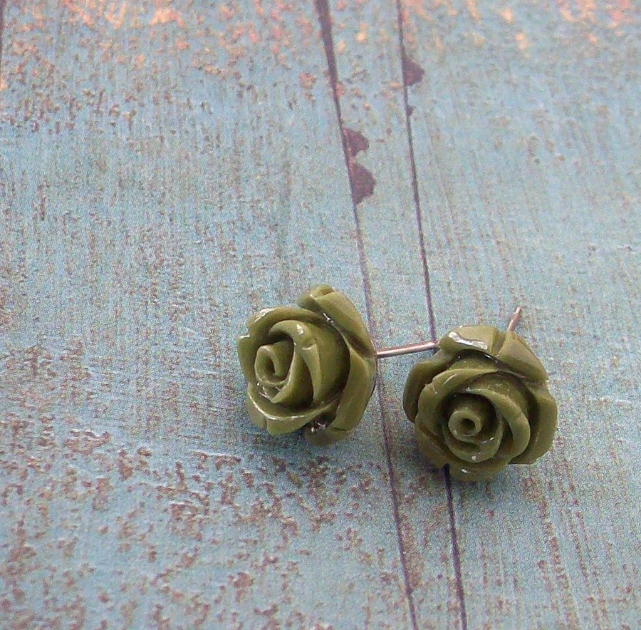 Petit Picnic little roses earstuds in olive green