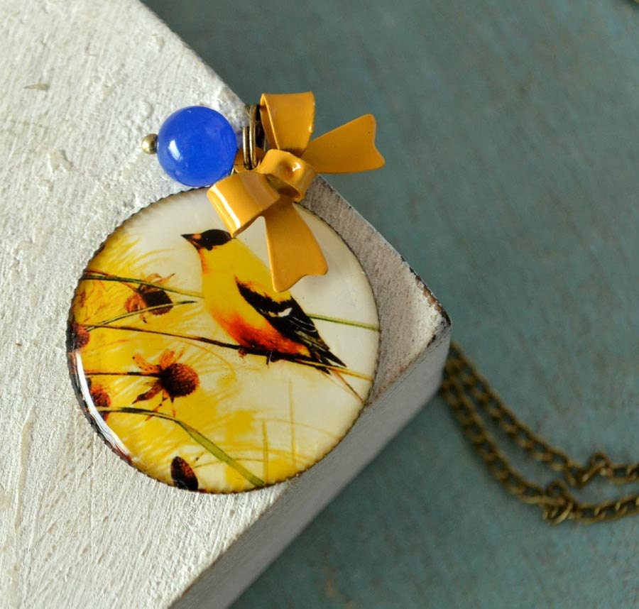 Be my Bird medaillon necklace in brass - bleu jade stone and bright yellow bow