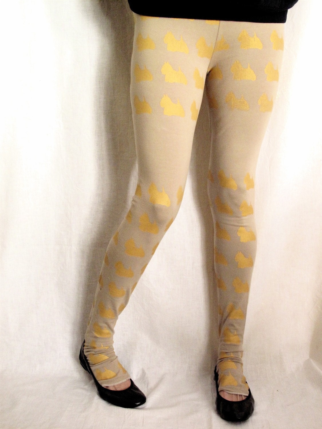Beige Leggings With Print Of Scottish Terrier in Gold