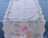 Vintage EMBROIDERED TABLE RUNNER 1940s