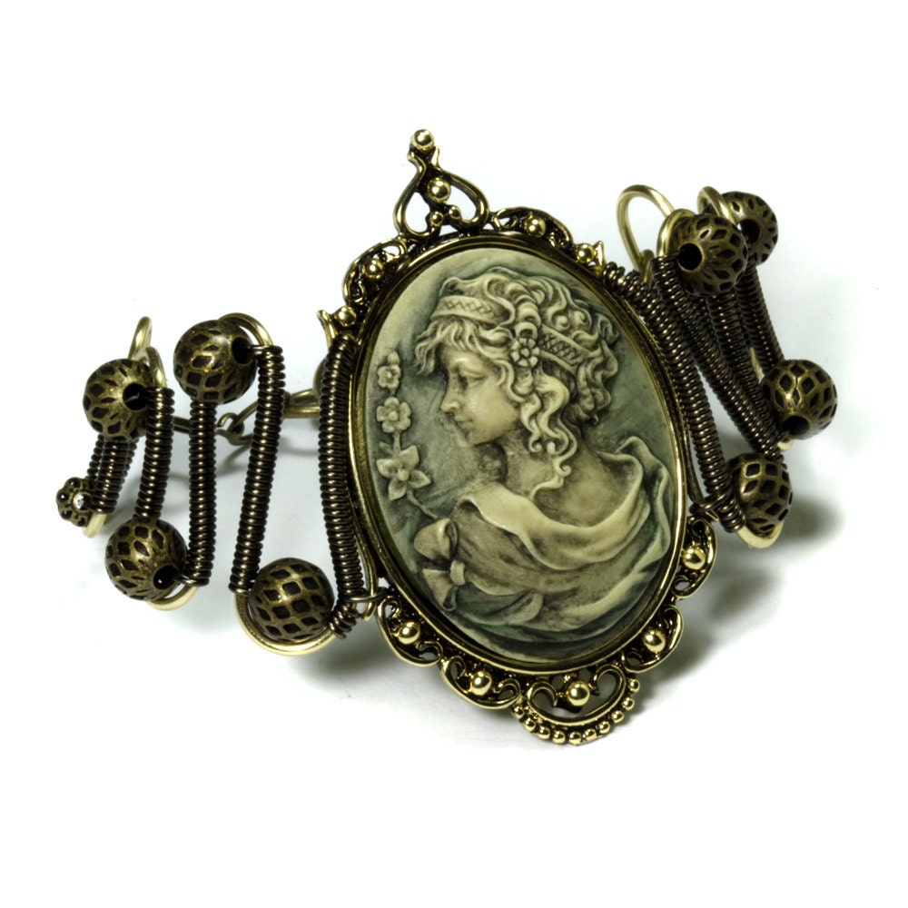 Neo Victorian Jewelry - Bracelet - Dark Green Grecian Goddess Cameo