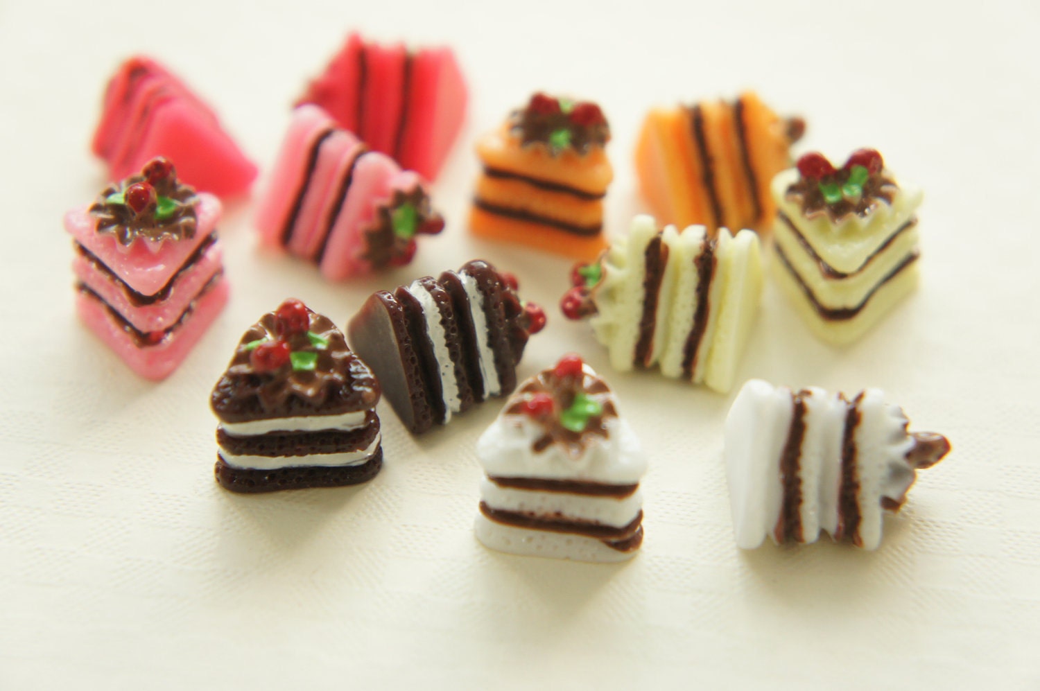 12 pcs Small Strawberry Short Cake Cabochon (11mm12mm) CD232 (((LAST)))