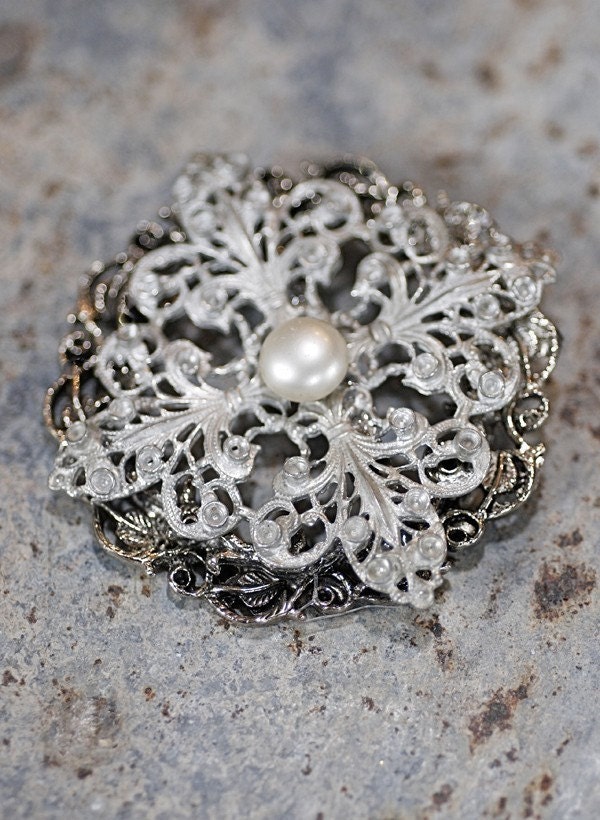 Silver Brooch with Pearl Vintage Glass