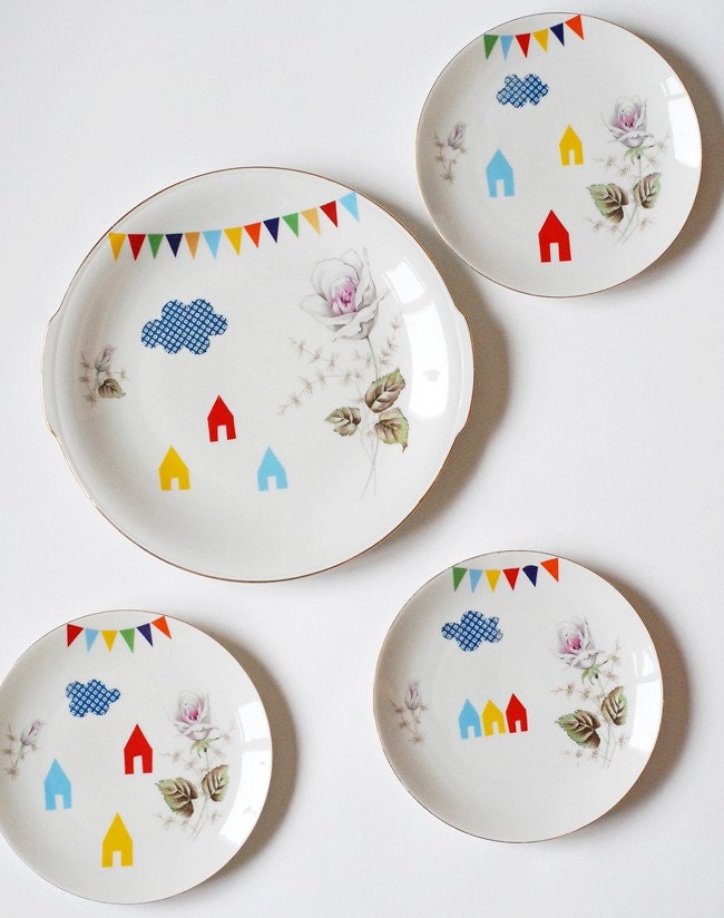 SALE Lovely set of a large cake plate and three smaller ones