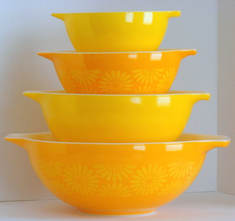 Vintage Pyrex Yellow Daisy Cinderella Bowl Set