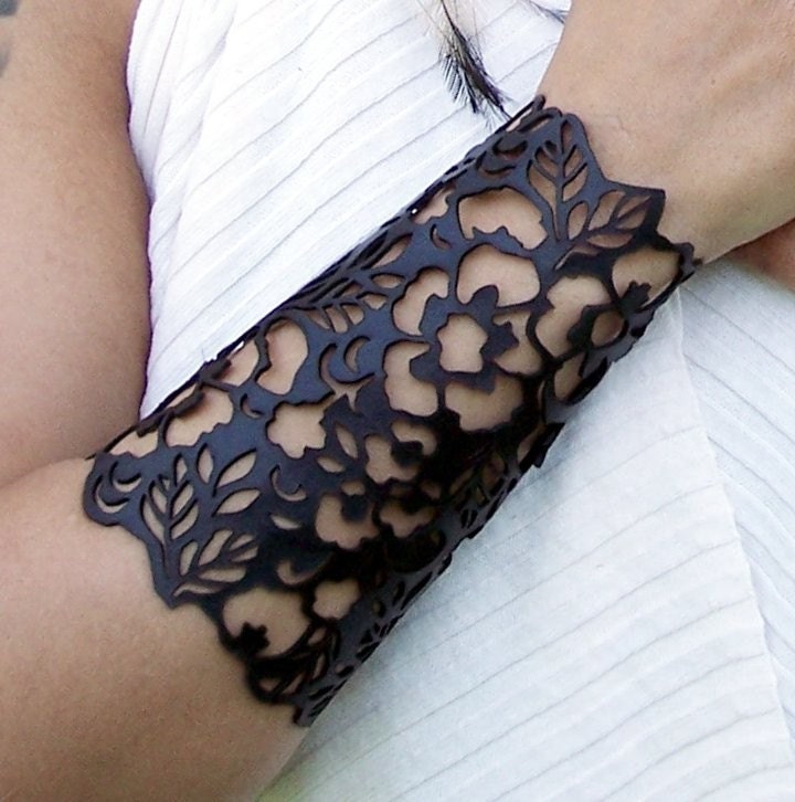 Cuff "Floral" in black leather 6-1/2" wrist
