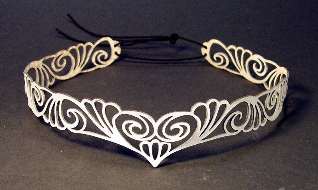 Head wreath in white leather "Nouveau Deco"