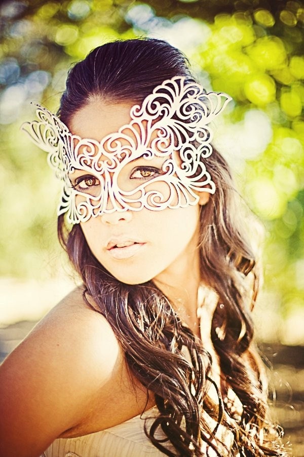 Bridal Veil leather mask in White "Rococo"