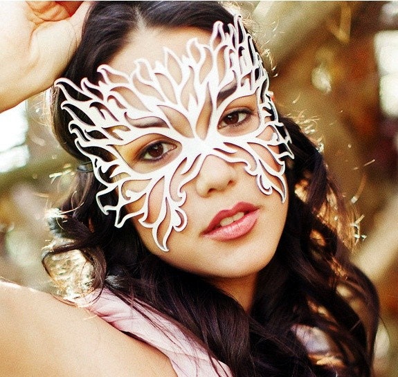Flame leather mask in white