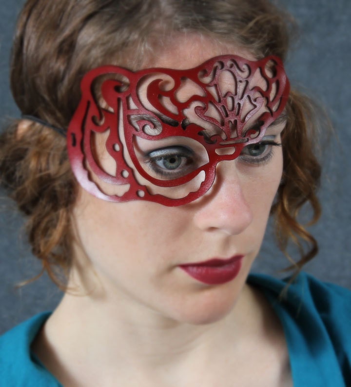 Vixen leather mask in red