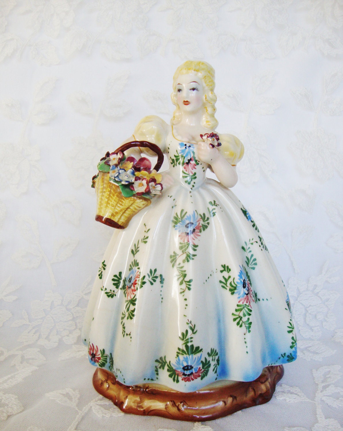 vintage capidomonte style italian lady figurine