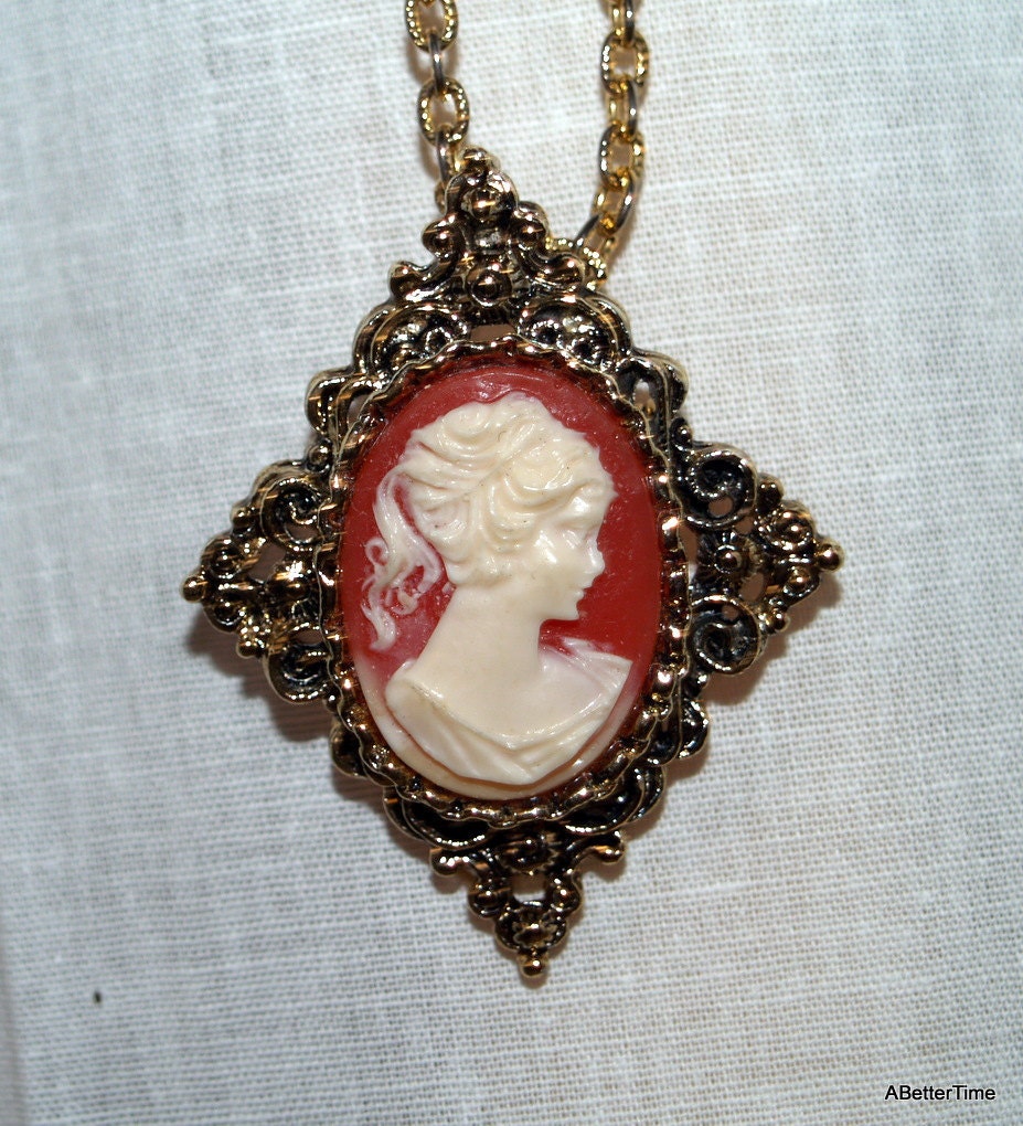 Cameo brooch on necklace pendant Gerrys