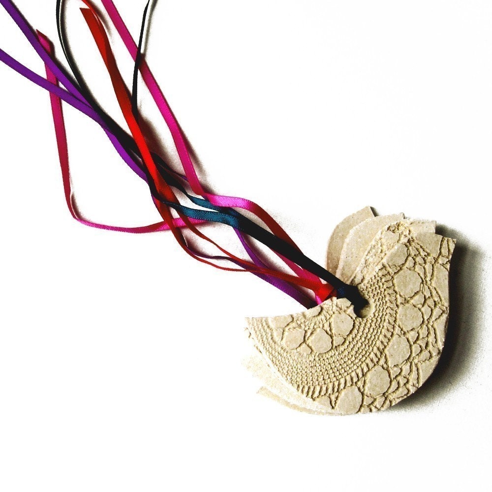 30 Wedding favors Ceramic bird ornaments Cream lace texture pottery Thirty unique favors Pink red teal and violet ribbon Wedding decoration
