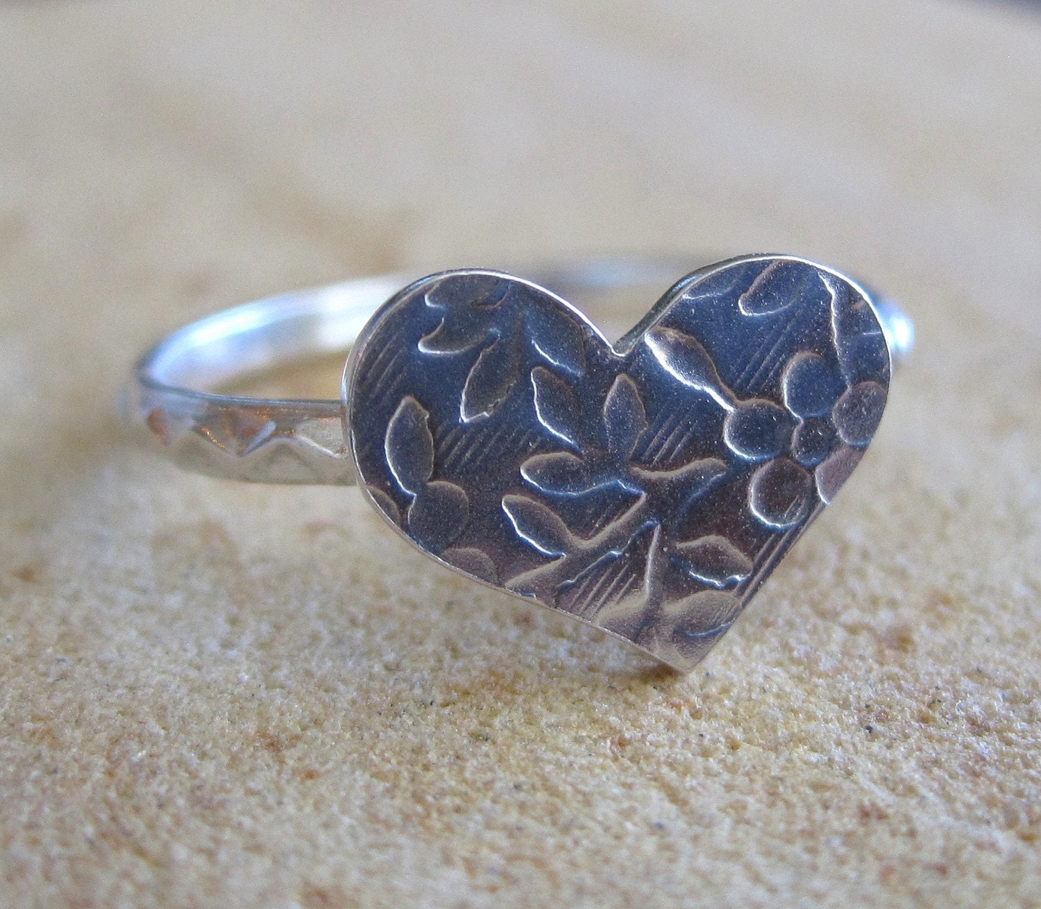 Flower patterned sterling silver heart ring, size 7 ready to ship
