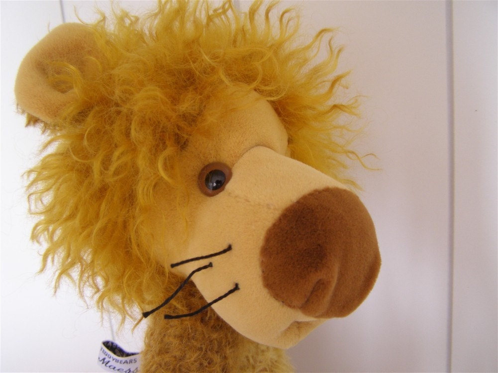 SALE : Maximilian an 11 inch silly lion