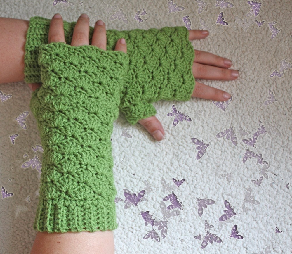 PATTERN - Comfy Shells Fingerless Gloves - Free International Shipping