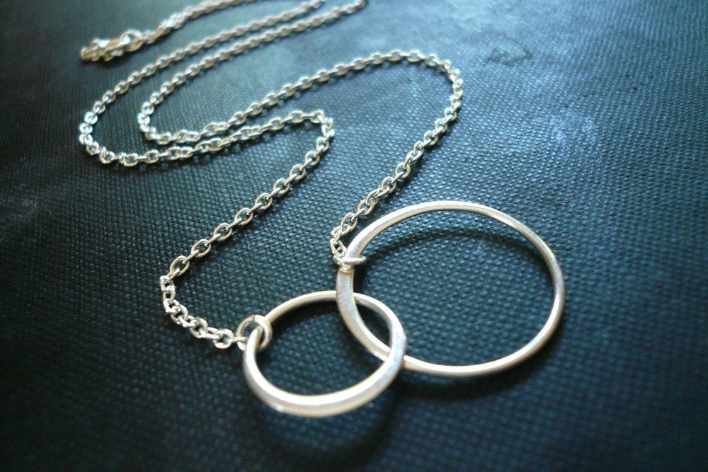 Entwined Rings Necklace in Sterling Silver - Sweet Gift