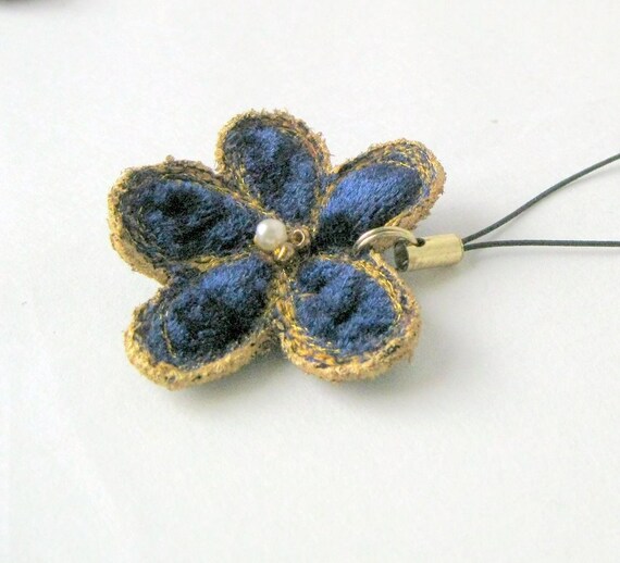 Cell phone flower blue stitched Danish