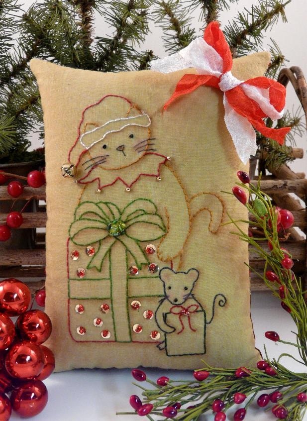 Christmas Santa Claws Cat Mouse embroidery PDF Pattern - primitive stitchery pillow pinkeep tag pin cushion tuck