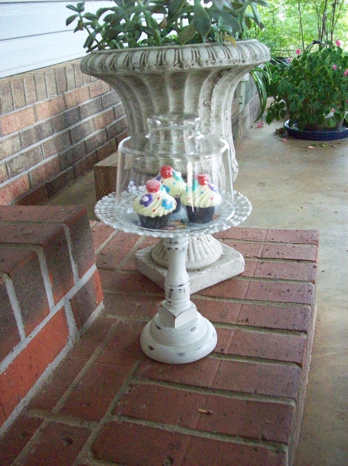 Stand stands Cloche  Vintage Plate cupcake Stand  vintage Glass Dome Display Cake looking Cupcake