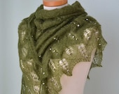 Green lace knitted shawl with 162 freshwater pearls E468