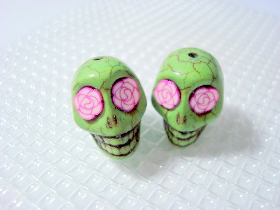 Rosy Eyes Green Howlite Skull Beads