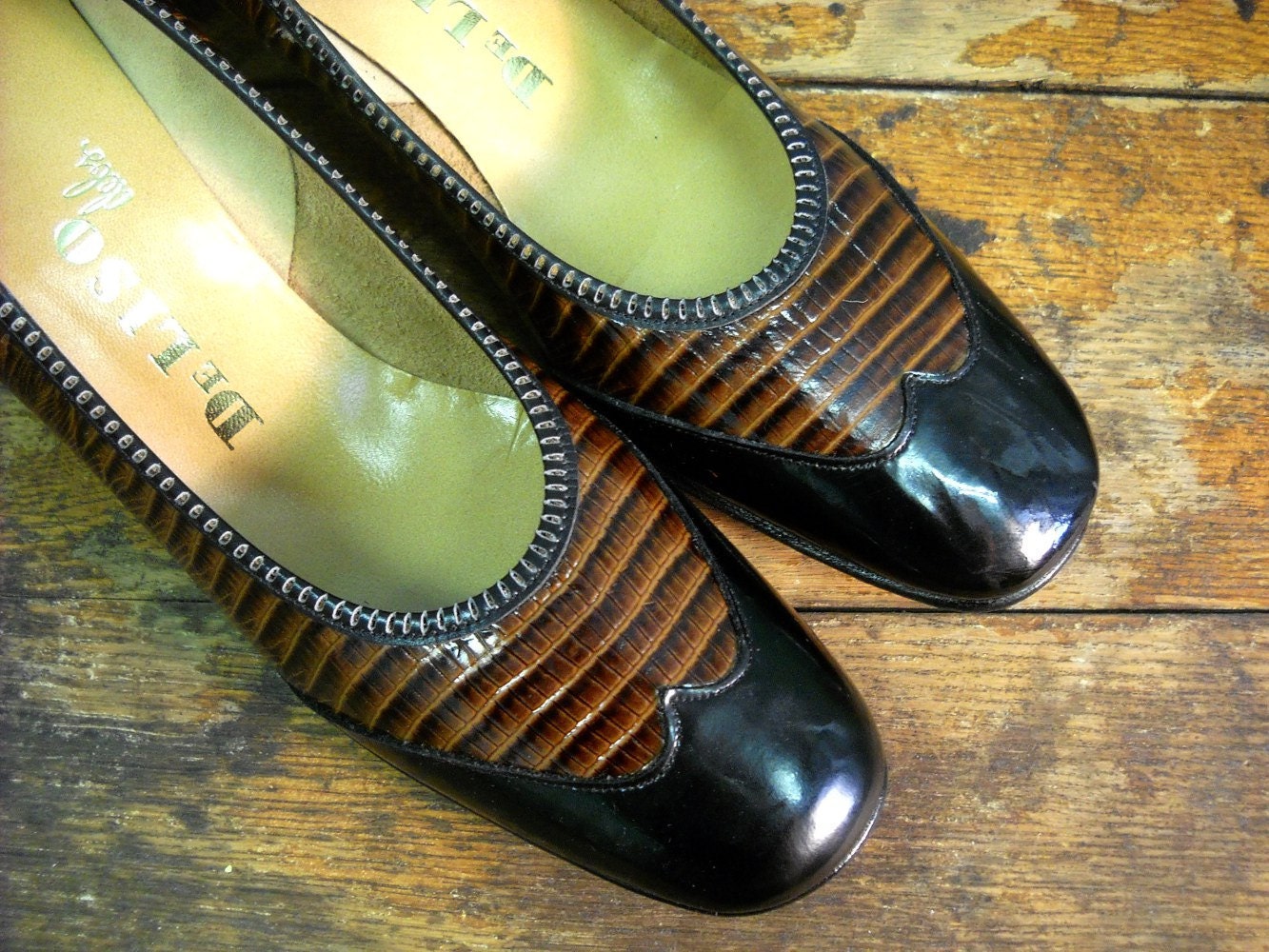 Vintage 1960s Faux Croc Spectator Pumps ( 8.5 )