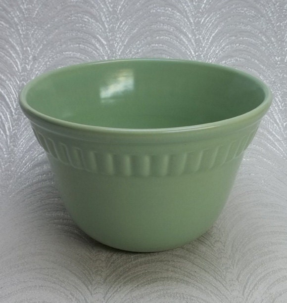 30s Melox California Pottery Mint Green Satin Glaze Mixing Bowl....Ribbed Trim...2 qt...GORGEOUS