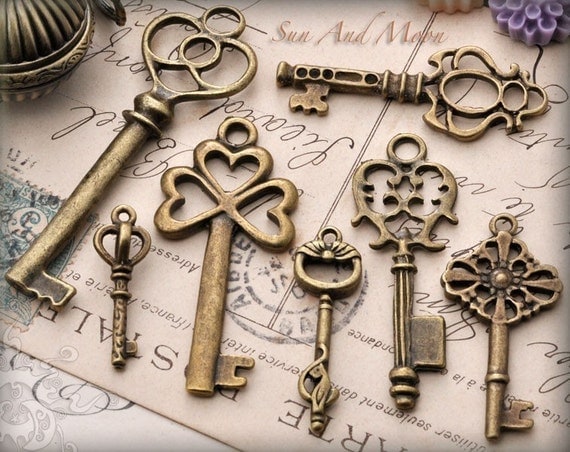 Vintage Style Key Set - 7 Unique Skeleton Keys in Antique Finish - Pendants and Charms