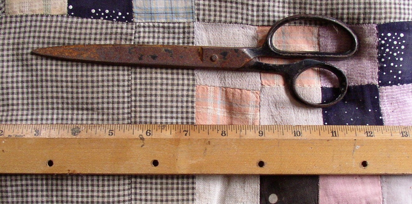 RUSTY VINTAGE SCISSORS...METAL, SHABBY, COLLECTIBLE