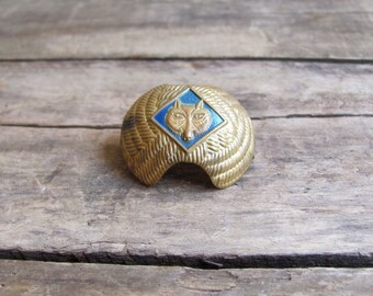 vintage c. 1960s cub scout kerchief slide with wolf emblem