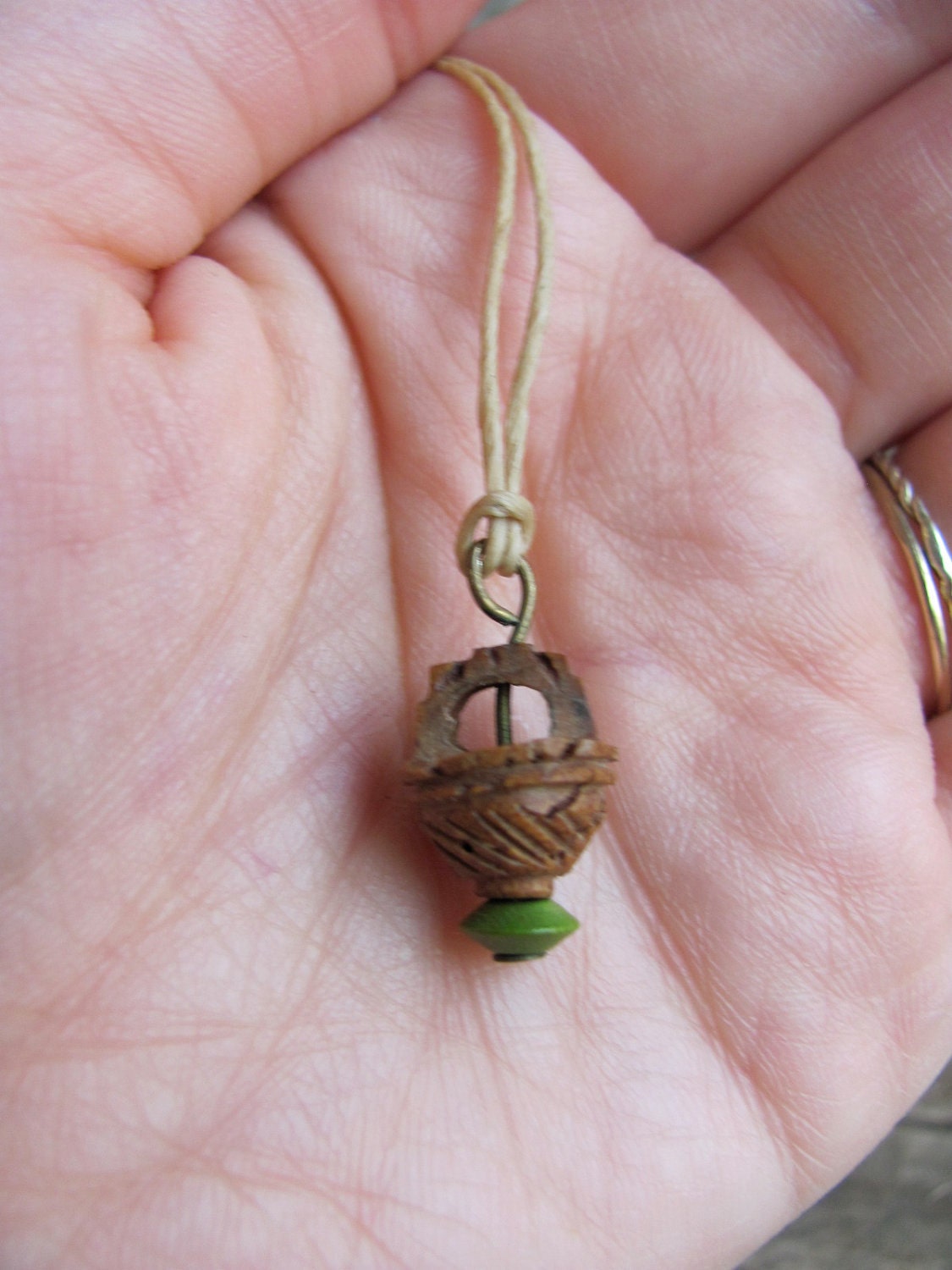 vintage 1930s peach pit basket necklace (green)