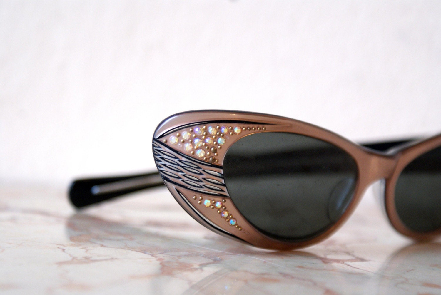 Gorgeous Hollywood Starlet Rhinestone Cat Eye Sunglasses