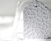 10 Embossed Daisy Large Tags Threaded White