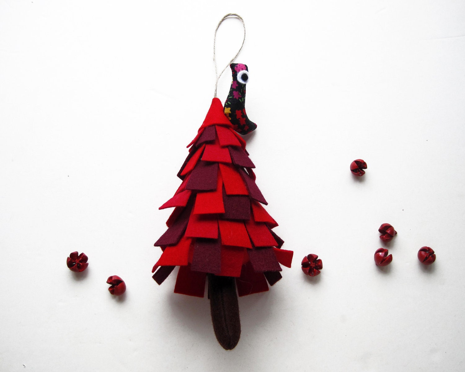 Red Christmas Tree with bird. Christmas ornament to hang. - Intres