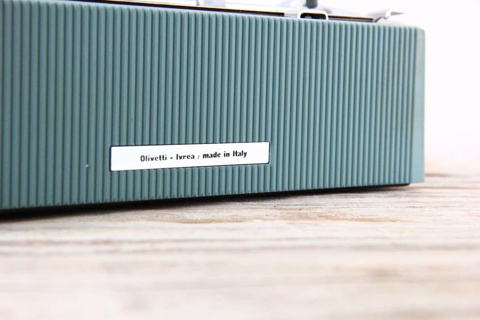 Slim Italian Olivetti Lettera 22 Typewriter in Seafoam with Case & Manual