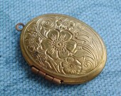 Vintage 43x34mm Large Ornate Brass Victorian Inspired Raised Floral Motif Locket (1 piece)