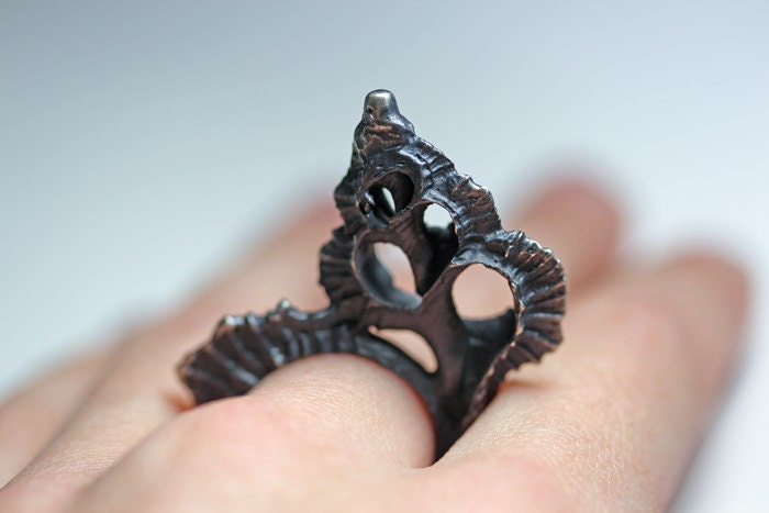 the sea witch. shell skeleton ring.