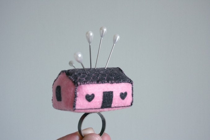 Screen printed Pin cushion ring (adjustable) - PINK HOUSE
