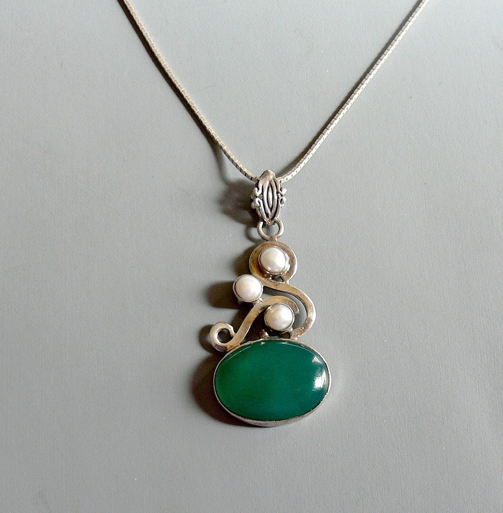 Vintage Sterling Silver Pendant Necklace Modernist Design Green Chrysoprase & Pearl