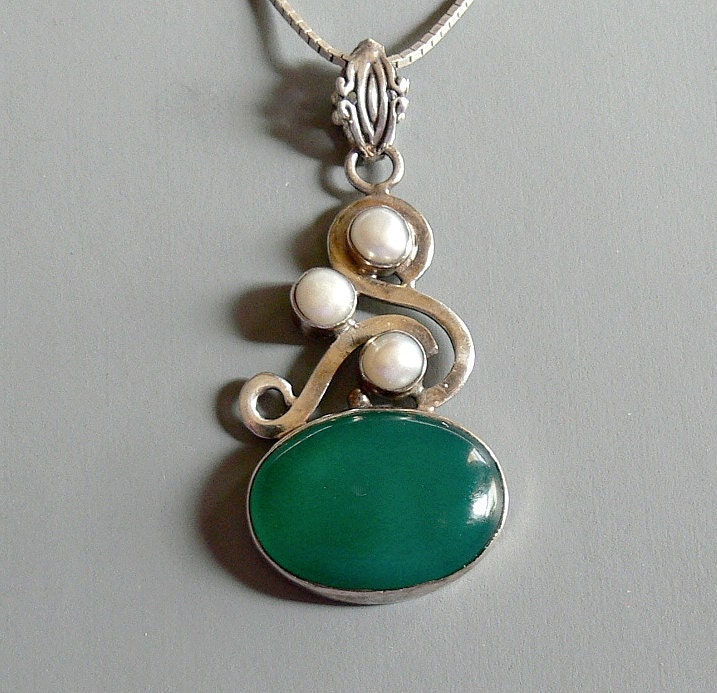 Vintage Sterling Silver Pendant Necklace Modernist Design Green Chrysoprase & Pearl