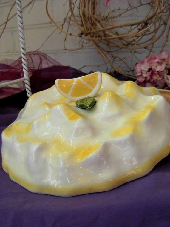 Ceramic Pie keeper Lemon meringue with lemon by DecobugDesigns