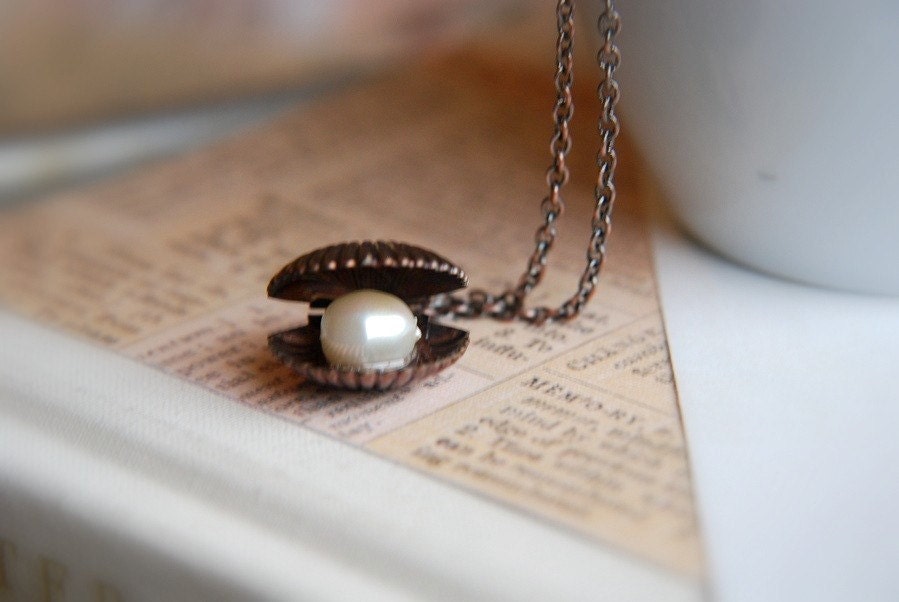 The Vintage Sea. Clam and pearl dainty necklace.