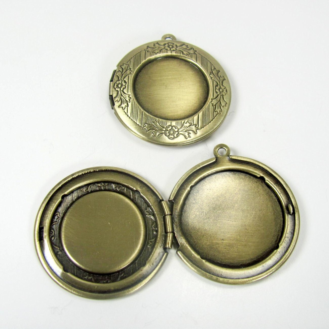 Vintage Round Brass Locket with Recess - Antique Brass (2)
