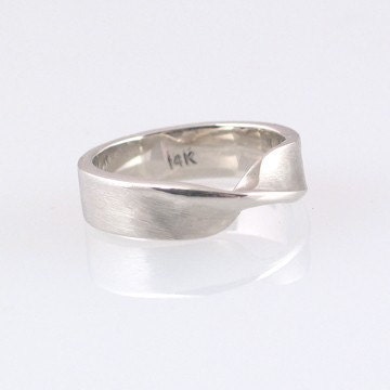 14k Gold Mobius Ring, size 3-6.75