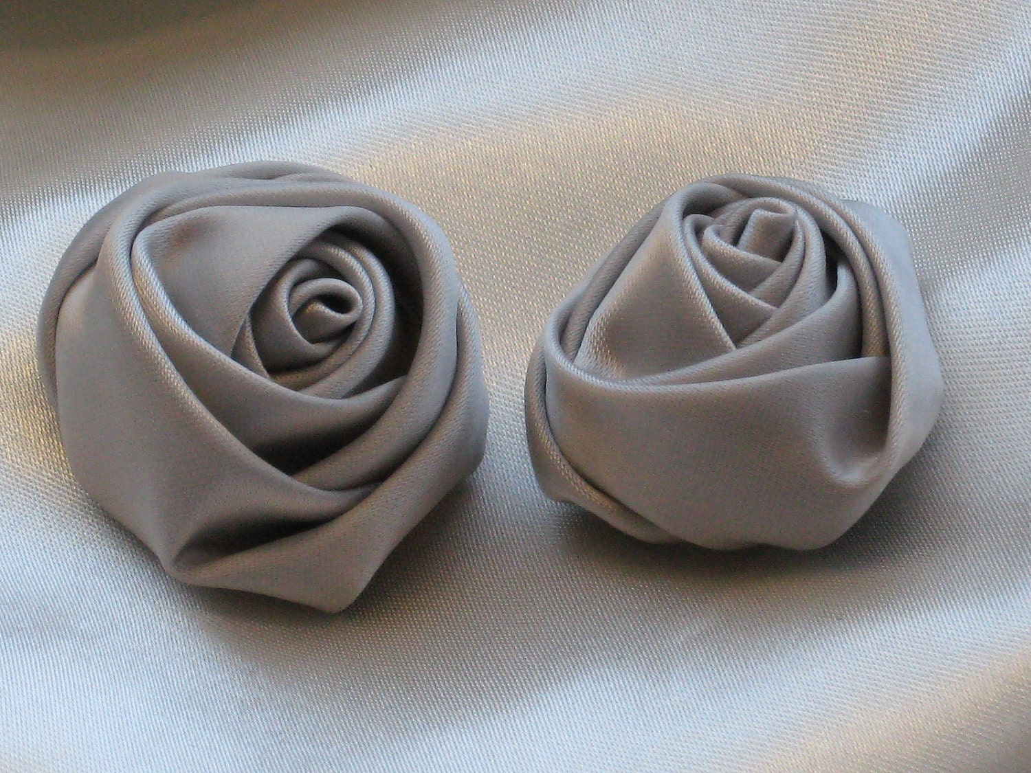 2 gray satin roses